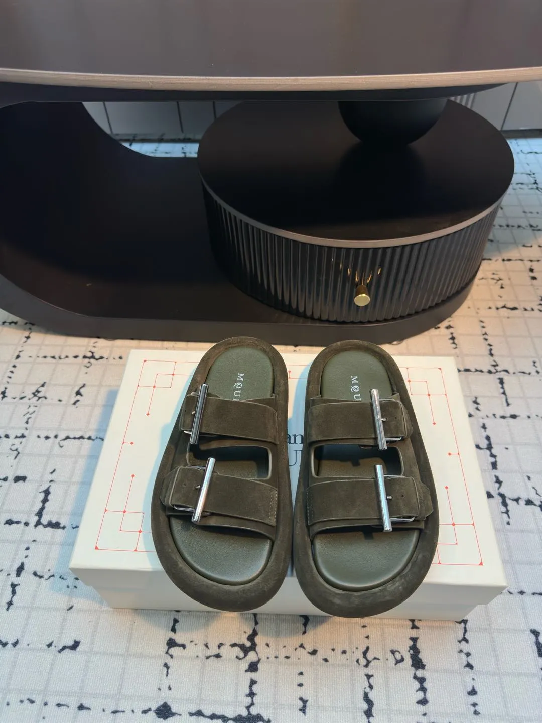 👟👟Ex-factory price 600👟👟McQueen 25ss early spring new height thick-soled buckle slippers with neat and youthful design! Comfortable and versatile, it also offers excellent durability! It combines fashion and comfort with a perfect balance of elegance. I believe every high-heeled girl will be attracted by it. Upper: Made of original cowhide. Inner foot pad: cowhide. Sole: rubber outsole. Size: 35/40 (40 is custom-made and cannot be returned or exchanged)